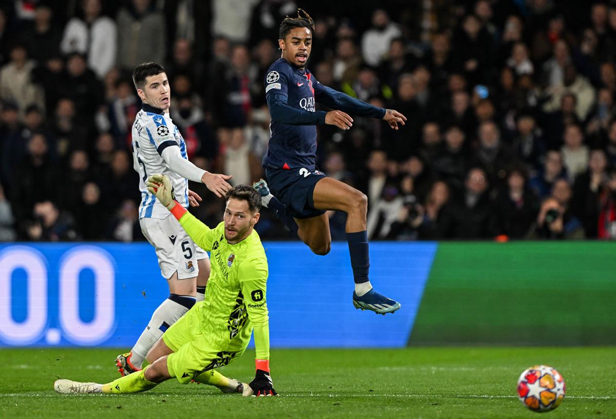 Bradley Barcola definiendo entre las piernas de Alex Remiro para el definitivo 2-0 del PSG.