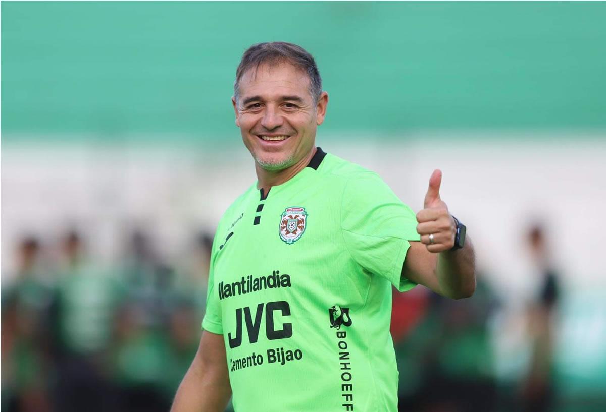 El entrenador argentino saludando a la cámara de Diario La Prensa.