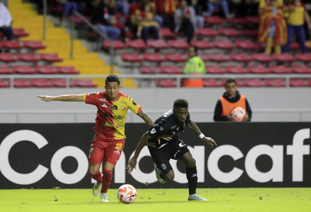 Franklin Flores fue el lateral izquierdo del Real España en la banda izquierda.