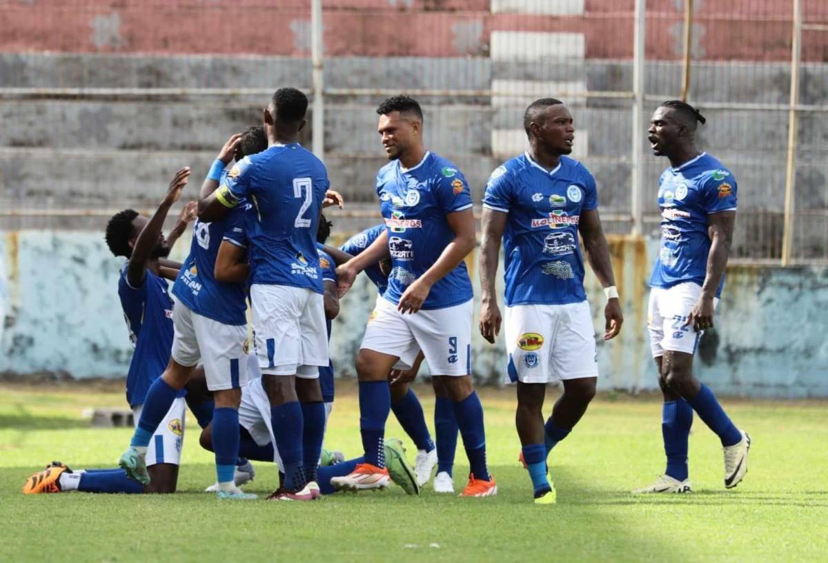 El Victoria se fue al descanso goleando al Olimpia.