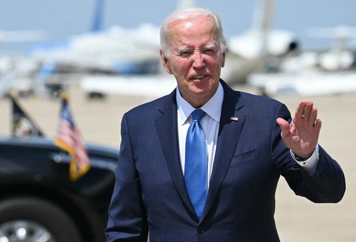 Biden aparece por primera vez en público después de poner fin a su campaña presidencial