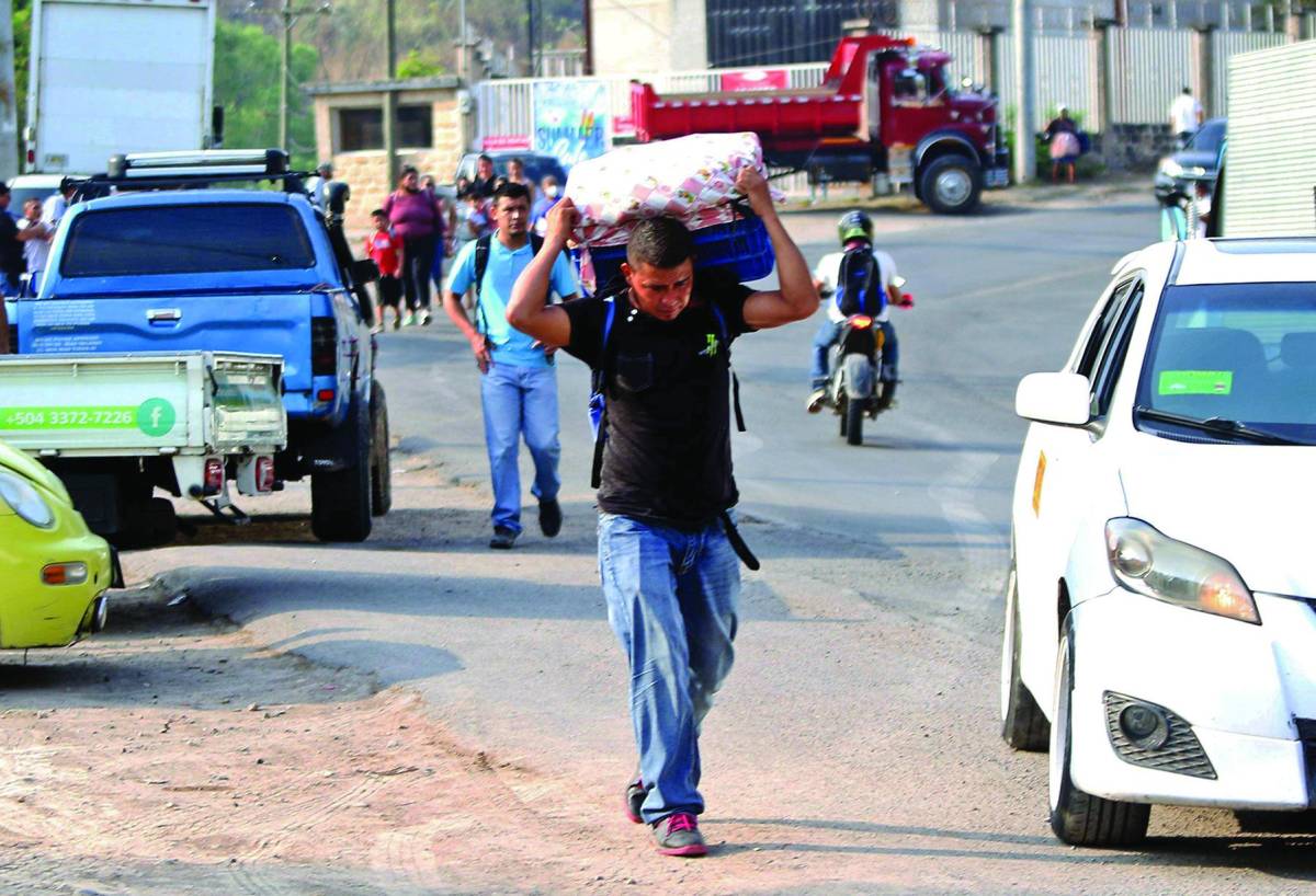 Miles tuvieron que caminar para llegar hasta sus destinos en casi todas las regiones del país.