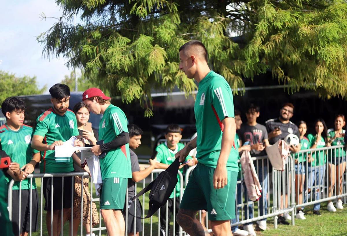 Sebastián Córdova firmando autógrafos a aficionados mexicanos que llegaron a ver el entrenamiento.