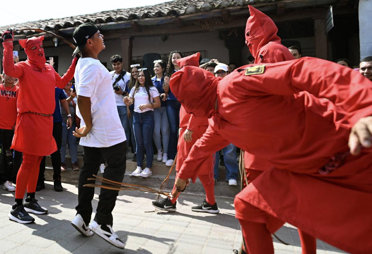 Diablos azotan a pecadores en centenaria tradición de Semana Santa en El Salvador