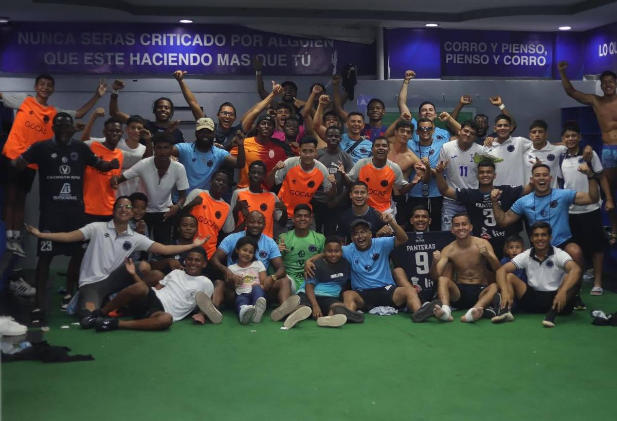 La plantilla de Panteras FC celebró a lo grande la remontada en el estadio Olímpico.