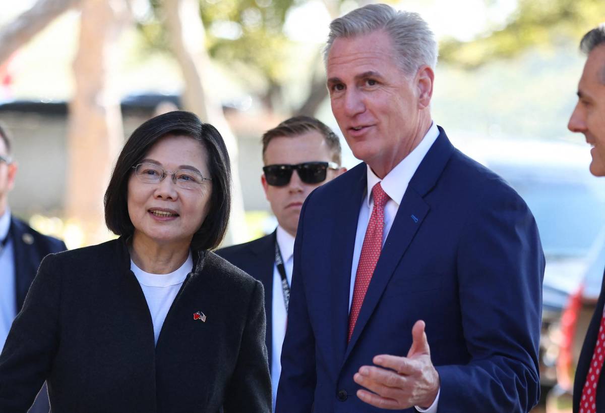China promete respuesta “firme” tras reunión entre Tsai y McCarthy en EEUU