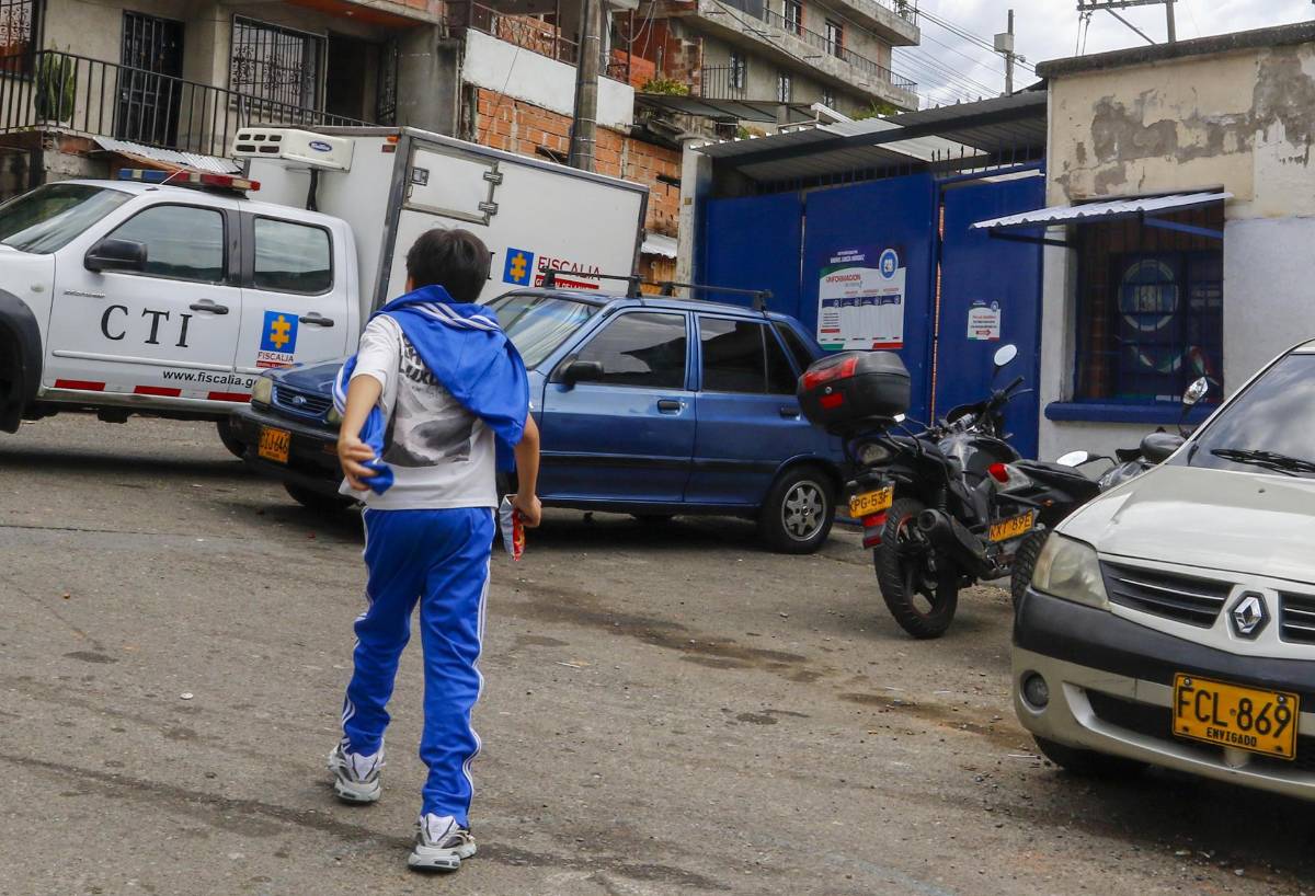 Menor realiza disparos intimidatorios en una escuela y luego se autolesiona