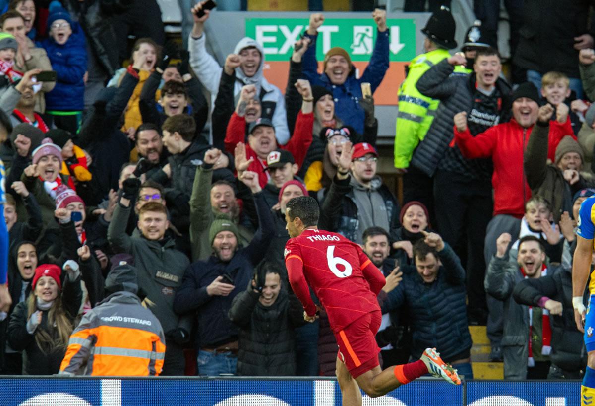 Thiago Alcántara corre a festejar su gol, mientras los aficionados del Liverpool lo gritan.