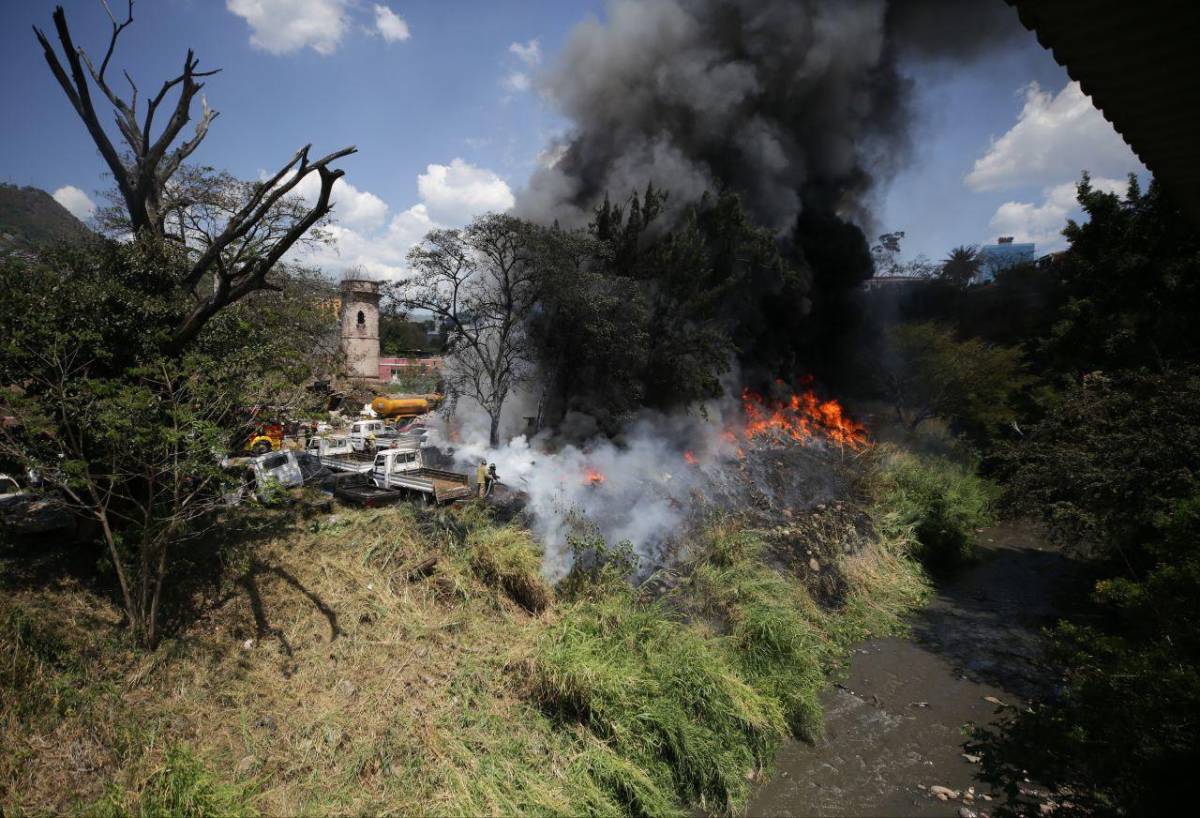 Más de 40 carros decomisados son consumidos por incendio en Tegucigalpa