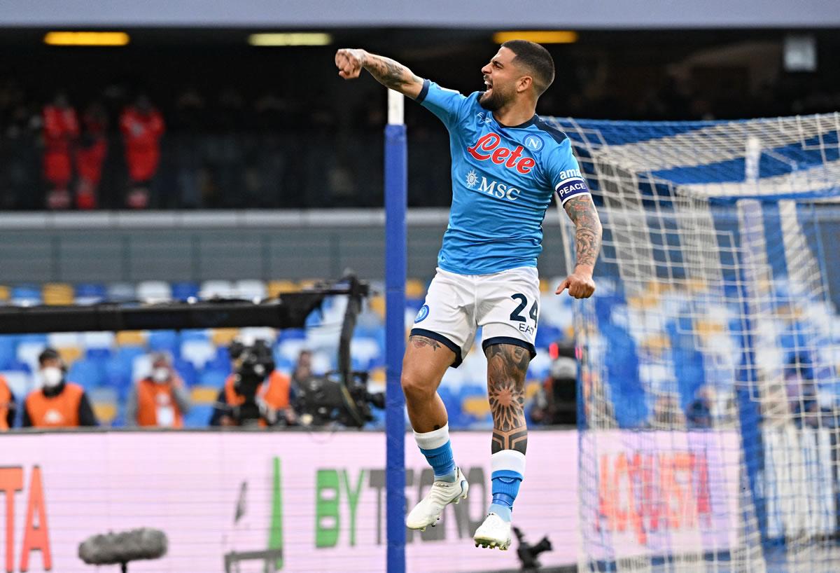 Lorenzo Insigne celebrando su gol de penal contra la Roma.