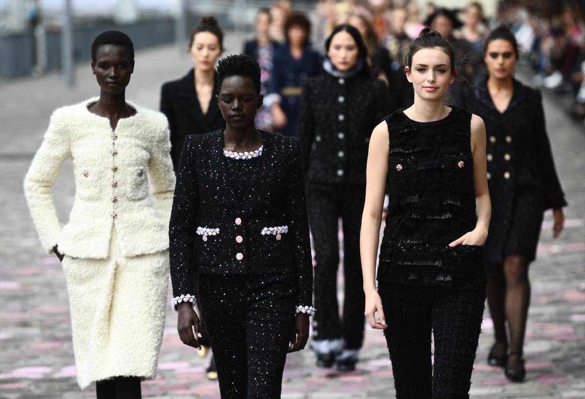 Chanel pasea la alta costura por los muelles de París