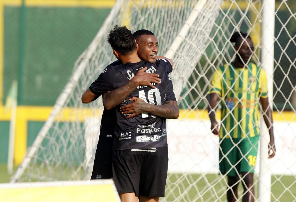 Carlos Small se abraza con Jhow Benavídez, quien le dio la asistencia para su primer gol como aurinegro.
