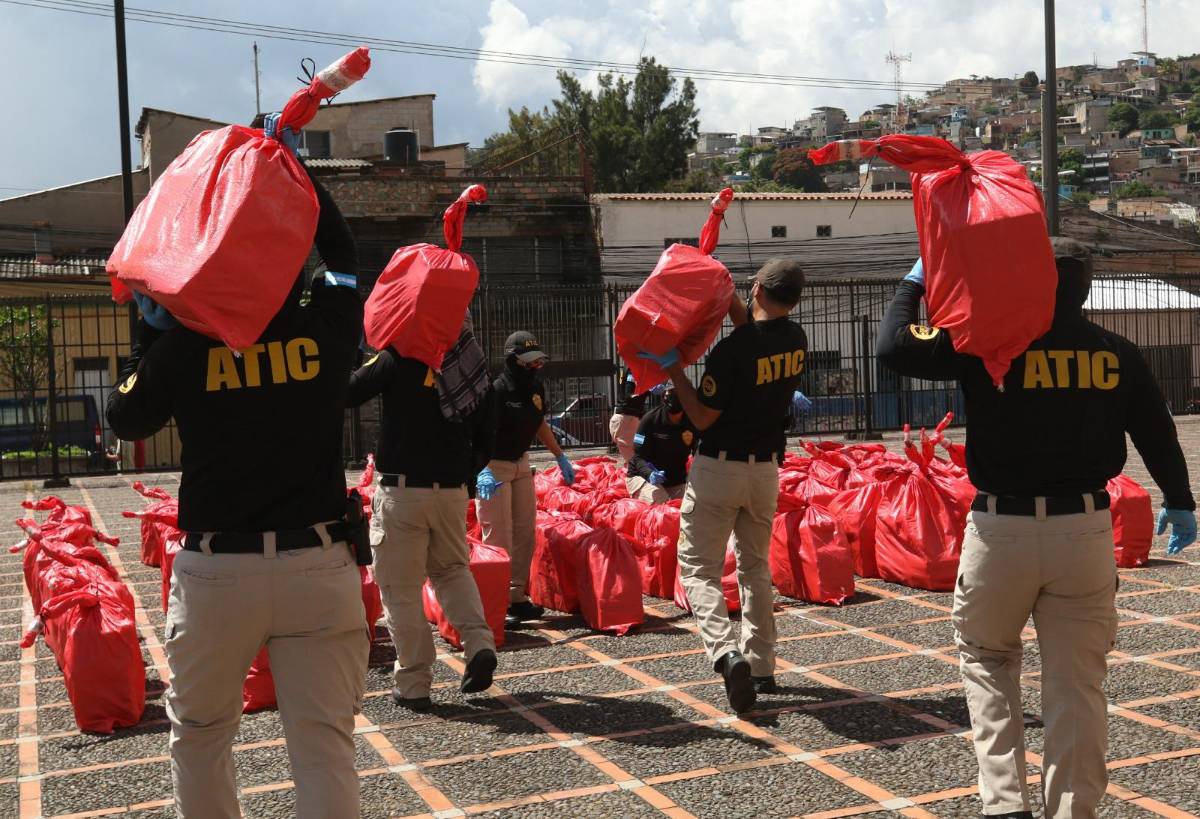 Agentes policiales de la Atic presentan el cargamento de droga incautado.