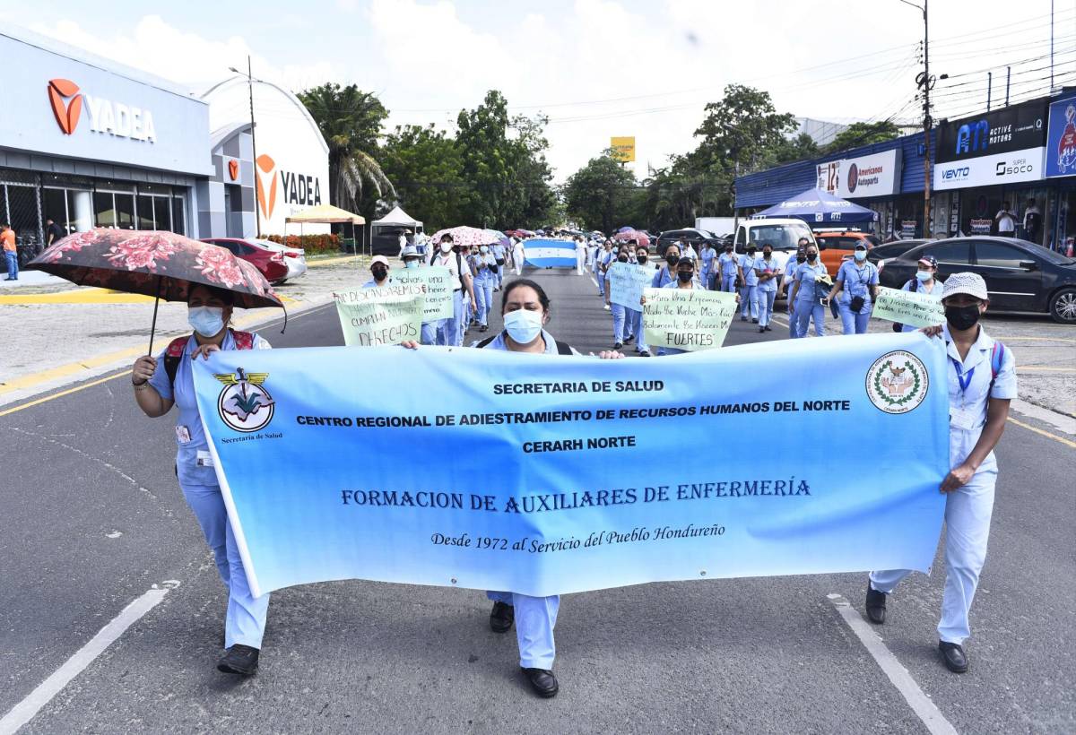 Por llegada de nueva carrera protestan enfermeras auxiliares