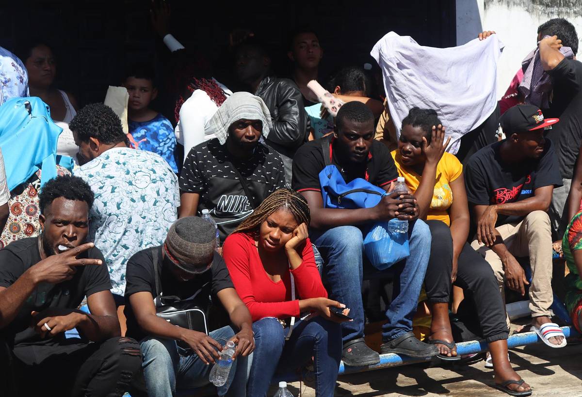 Hondureños duermen en las calles de México: “No andamos para pagar”