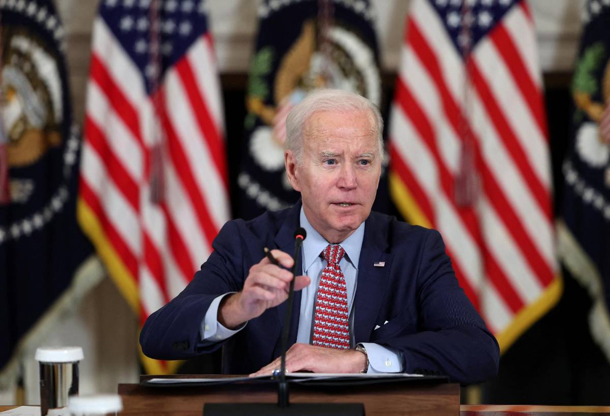 Biden propone una norma para evitar veto escolar a atletas trans