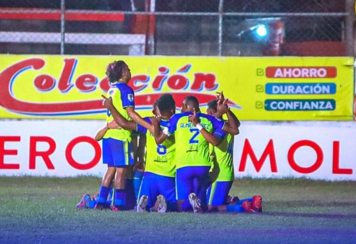 La celebración de los jugadores del Olancho FC tras el gol de penal de Alex López.