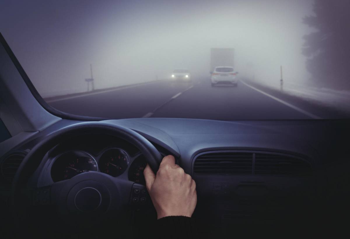 Consejos para conducir en caminos cubiertos de niebla