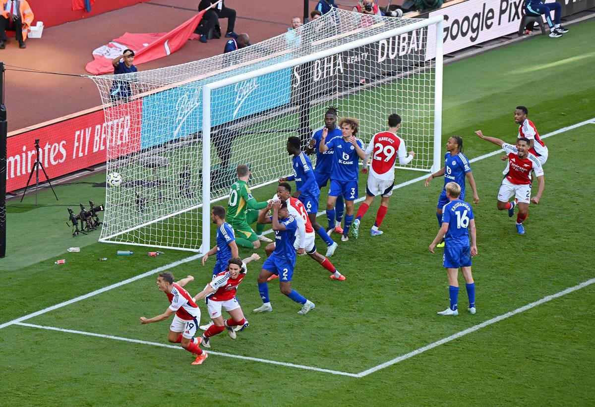 Leandro Trossard apareció a tiempo para marcar el gol de la ventaja del Arsenal en el tiempo de descuento.