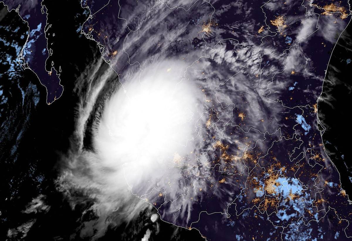 Roslyn toca tierra como huracán categoría 3 en el estado mexicano de Nayarit