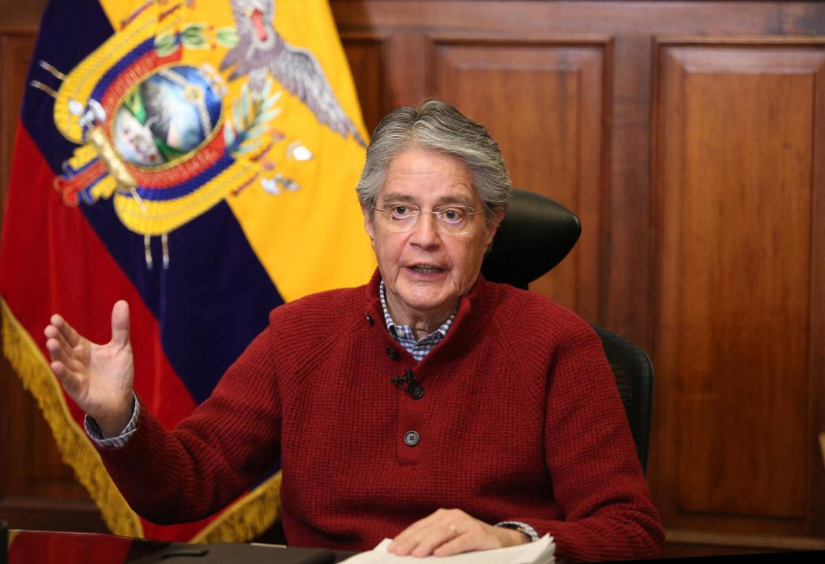 Presidente de Ecuador baja precios de combustibles sin contentar a indígenas