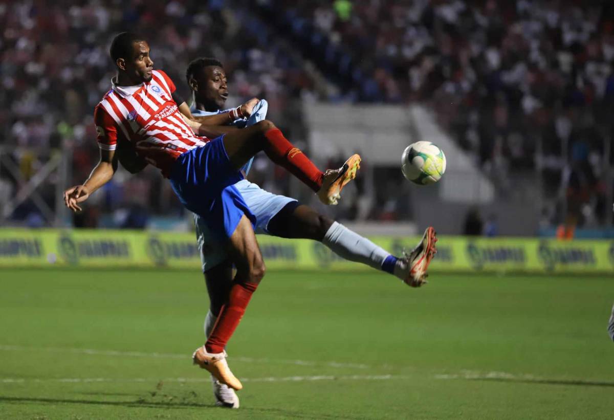 Jerry Bentgtson en la disputa del balón con Wesly Decas.