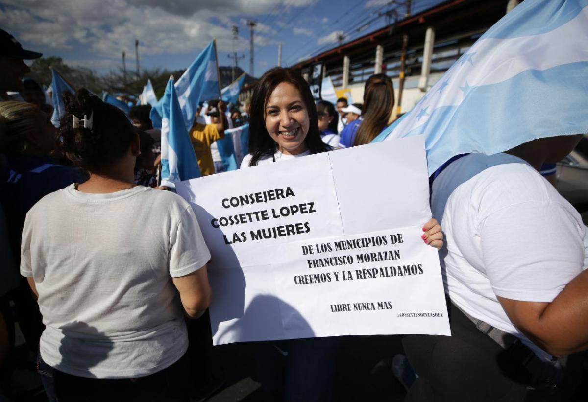 “Los creadores del caos”: las imágenes de la manifestación frente al CNE