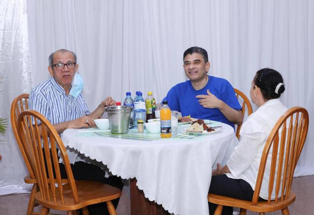 El Monseñor Rolando Álvarez junto a sus hermanos, Vilma Álvarez Lagos y Manuel Antonio Álvarez Lagos durante una visita en el penal donde se encuentra recluido.