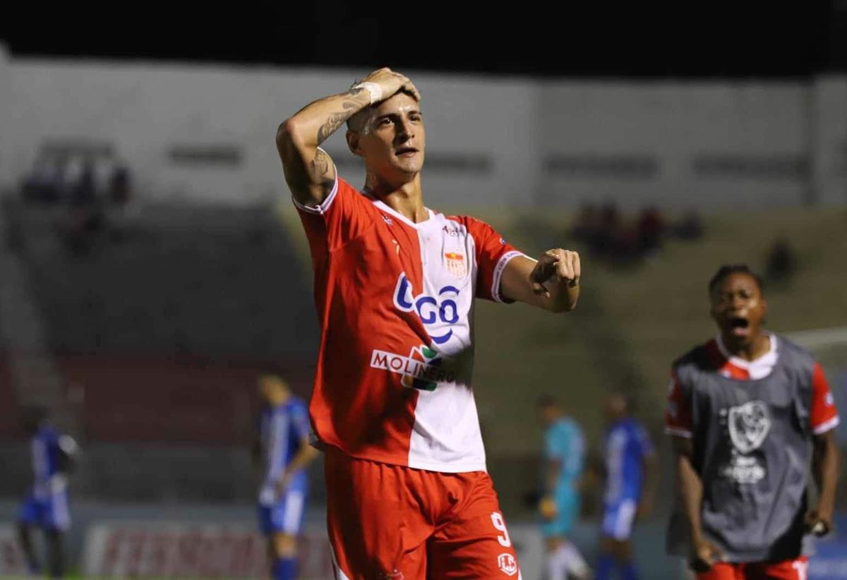 Así festejó Gabriel Tellas su gol que devolvió la ventaja a los rojos.