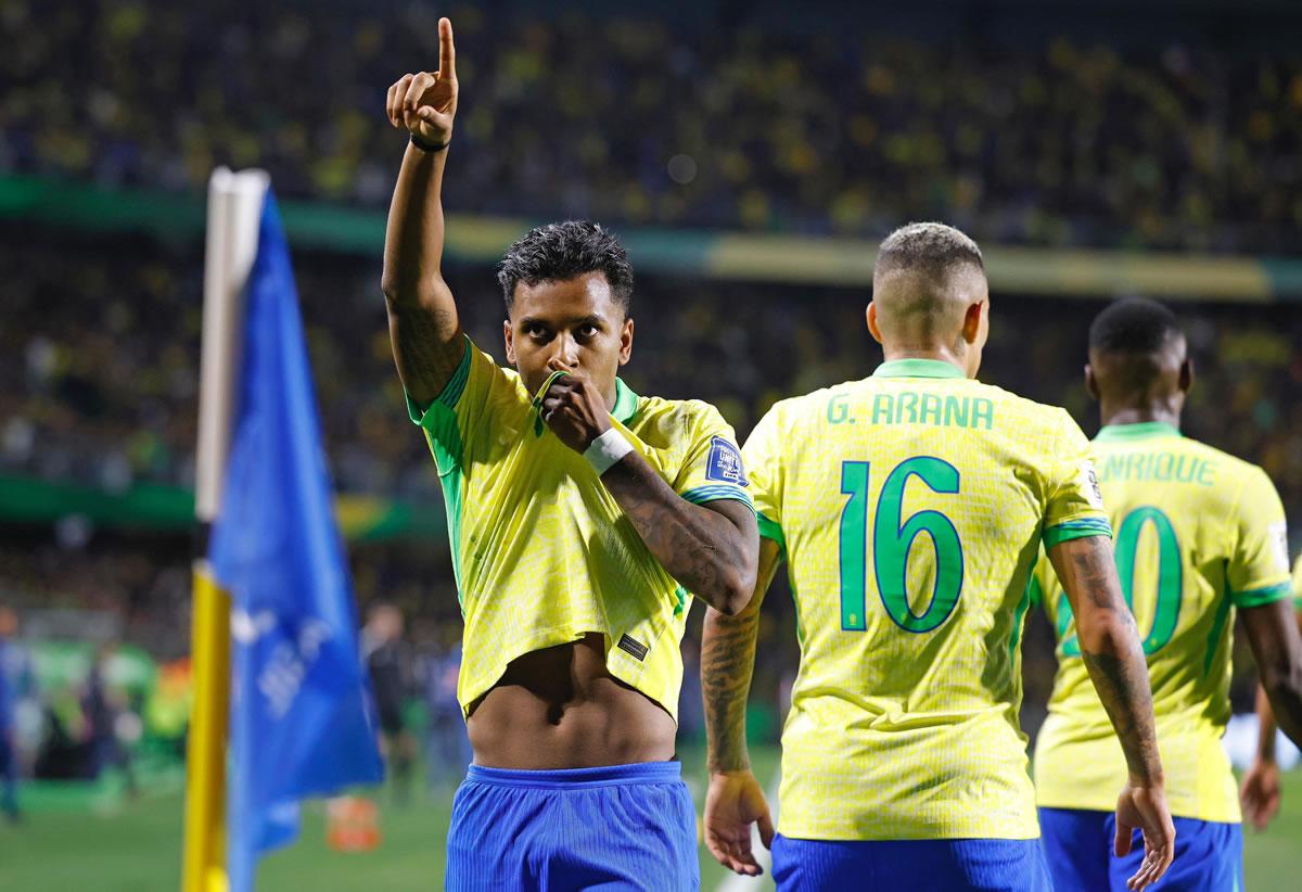El festejo de Rodrygo besando el escudo de Brasil.