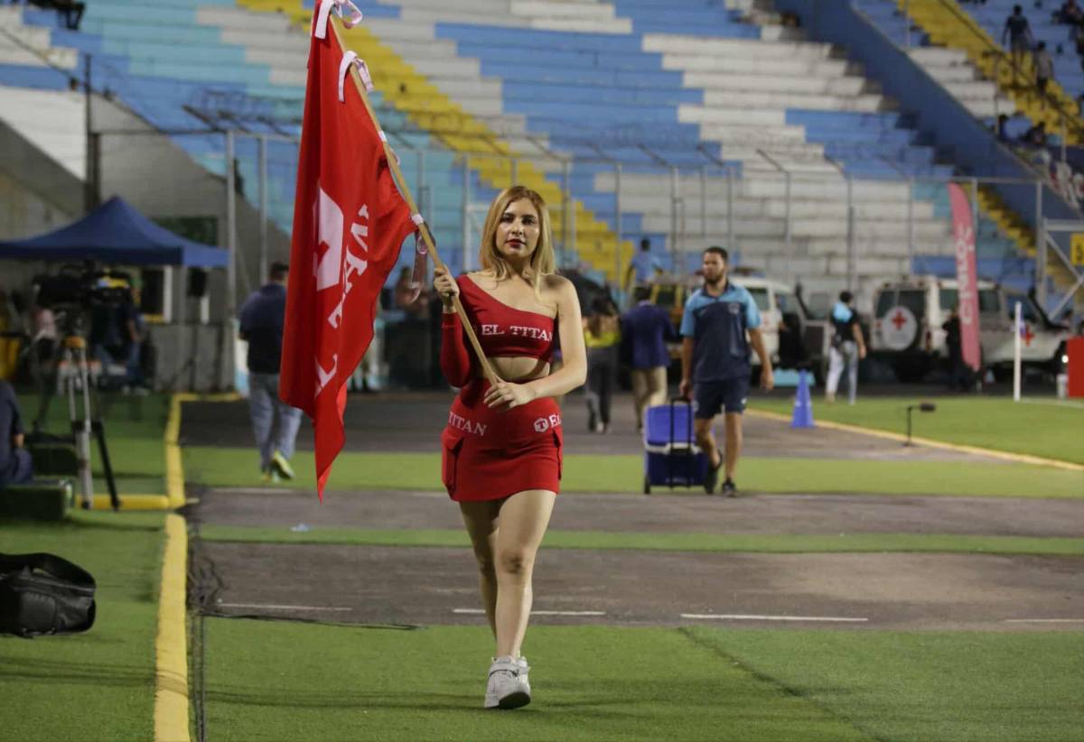 Fiesta azul en el Nacional y la hermosa rubia que robó suspiros
