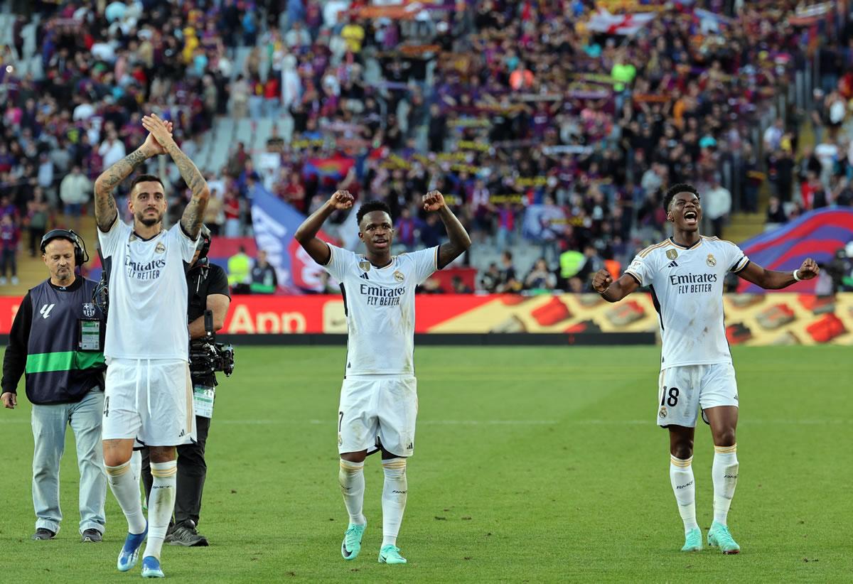 Joselu, Vinicius y Aurélien Tchouaméni celebraron con los aficionados del Real Madrid que asistieron al estadio Olímpico de Montjuïc.