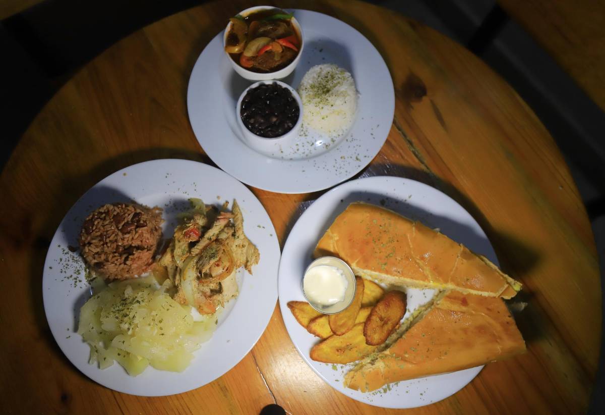 El sándwich cubano, un delicioso cerdo o el tradicional plato Roja Vieja, los puede disfrutar en La Esquinita del Cubano.