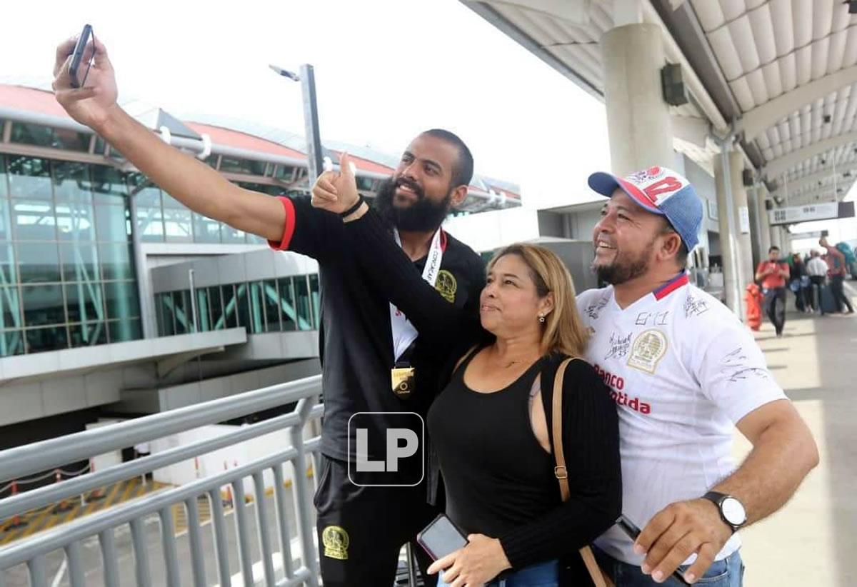 El portero del Olimpia fue muy amable con los aficionados del Olimpia y se tomó una selfie.