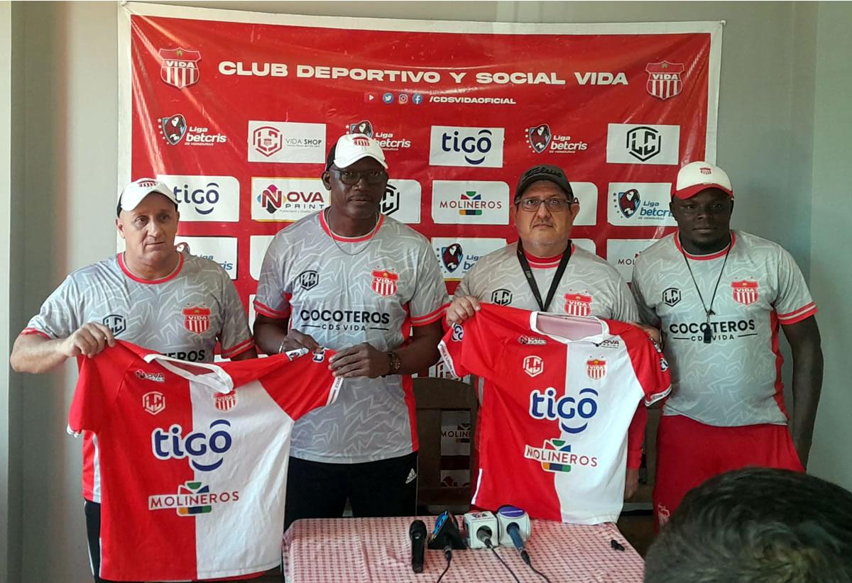 Raúl Martínez Sambulá y su cuerpo técnico para dirigir al Vida.