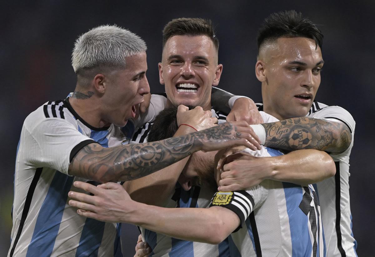 Messi es felicitado por sus compañeros.