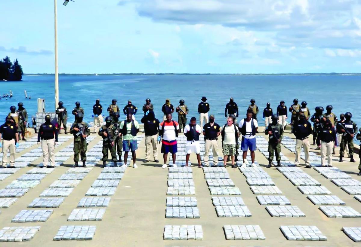 Colombianos trasladaban en lancha casi 4 toneladas de coca