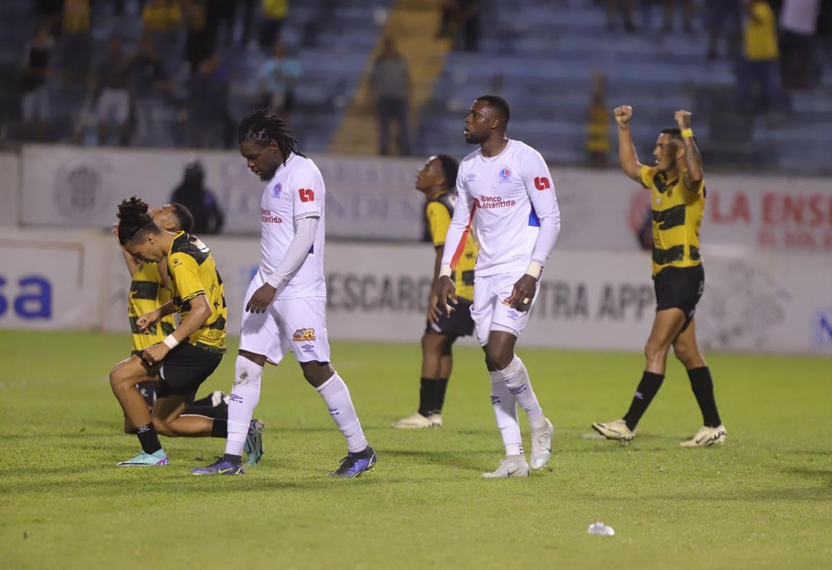 Los jugadores del Real España celebran al final del partido ante el Olimpia.
