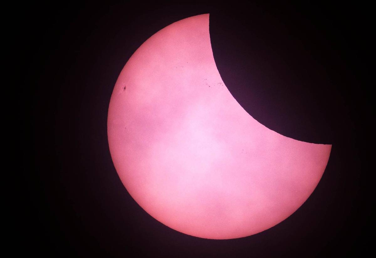 El cielo se oscurece este sábado: así se vive el eclipse solar parcial en impactantes imágenes