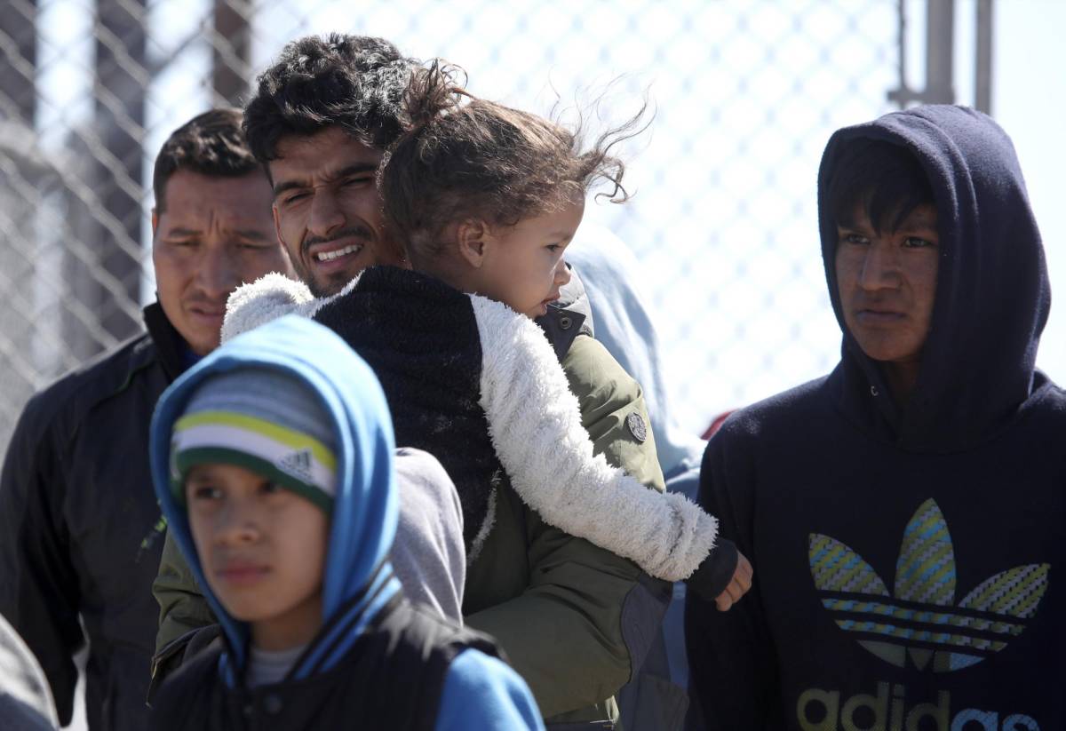 Los migrantes detenidos son cargados en una camioneta de la Patrulla Fronteriza de los Estados Unidos.