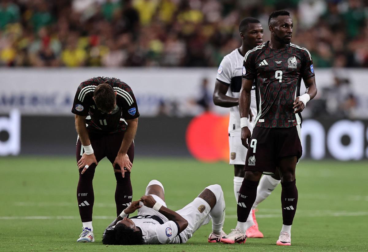 Ni Santiago Giménez ni Julián Quiñones pudieron evitar el descalabro de México.