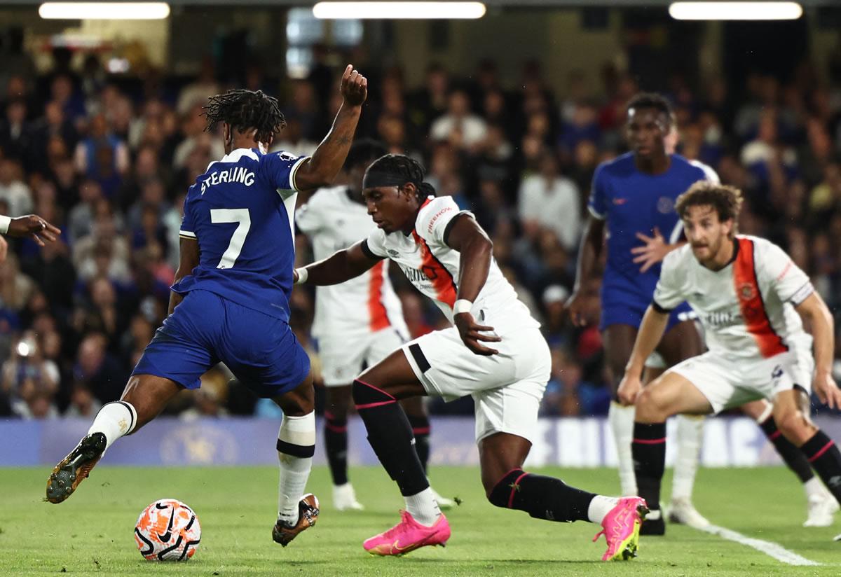 Raheem Sterling marcó con este disparo de zurda uno de sus goles contra Luton Town.