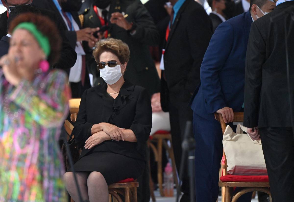 La expresidenta brasileña (2011-2016) Dilma Rousseff espera el comienzo de la ceremonia de toma de posesión de la presidenta electa de Honduras, Xiomara Castro, en Tegucigalpa, el 27 de enero de 2022. - La presidenta electa de Honduras, Xiomara Castro, debe prestar juramento como presidenta del país primera mujer presidenta el jueves, mientras reina la confusión sobre quién será la jefa del Congreso durante su mandato de cuatro años. (Foto por Luis Acosta / AFP)