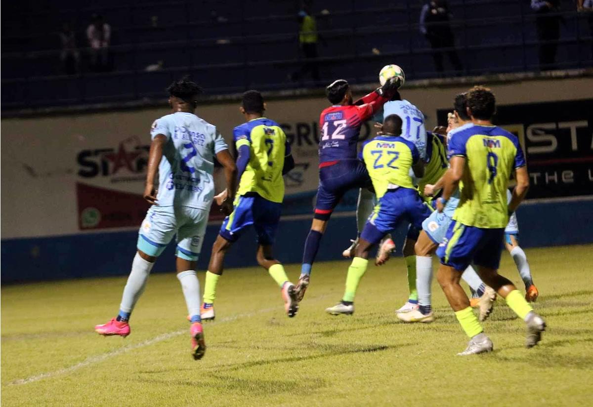 Roberto ‘Pipo’ López no pudo llegarle al balón, le cayó a Yeison Mejía y marcó el empate 2-2.