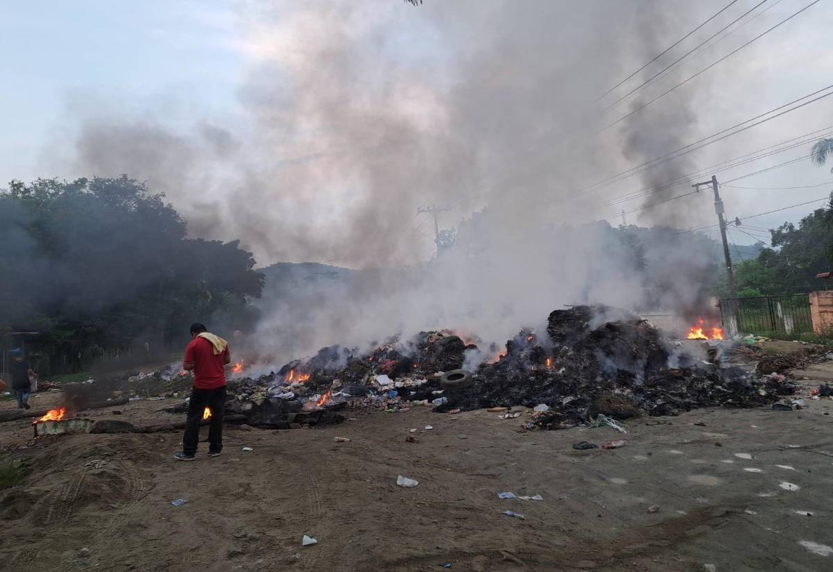 Los escombros colocados por los manifestantes para bloquear las entradas y salidas en El Ocotillo y El Carmen.