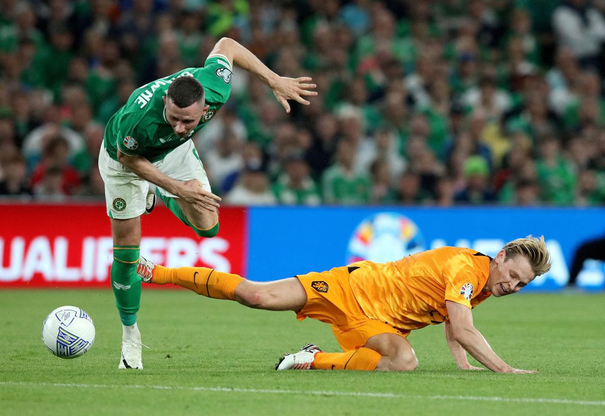 Frenkie de Jong recibe una falta del irlandés Alan Browne.