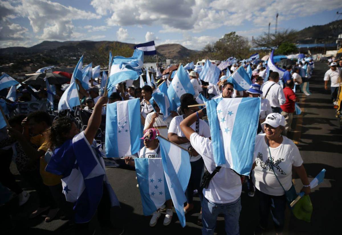 “Los creadores del caos”: las imágenes de la manifestación frente al CNE