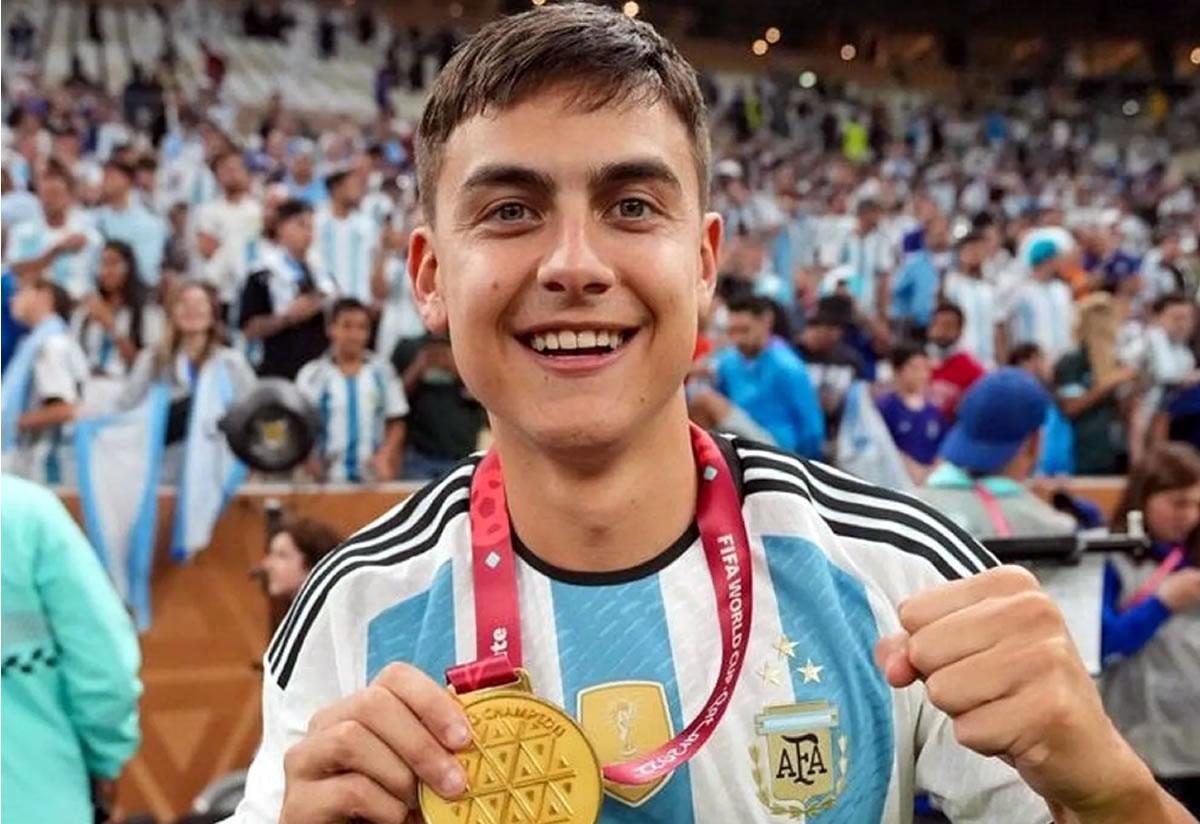 Paulo Dybala salió campeón del mundo con la Albiceleste.