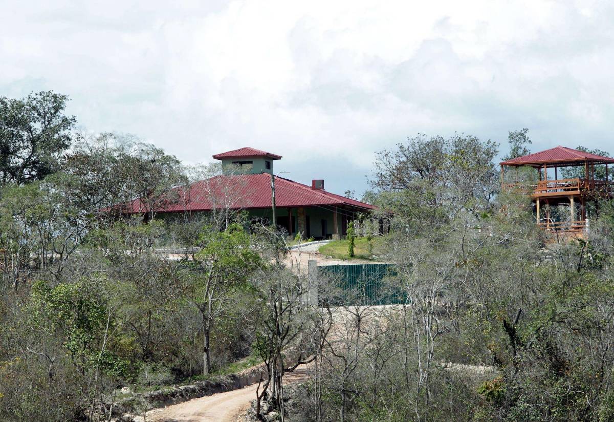 Los bienes del exmandatario en su natal Gracias, Lempira.