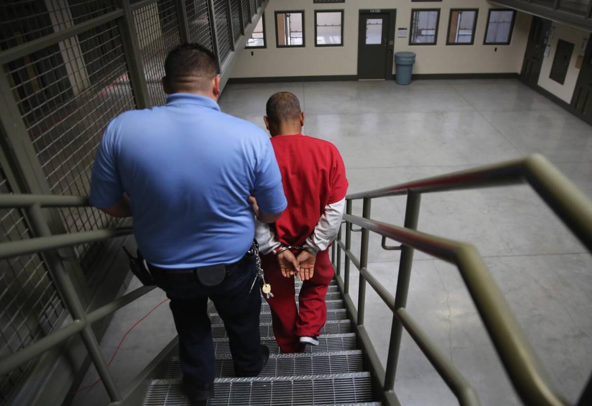 Corte de EEUU rechaza detención de inmigrantes que no tienen para la fianza
